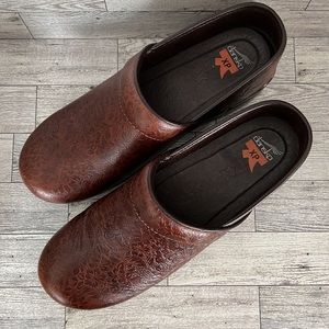 Dansko XP brown clog size 42. SOLD